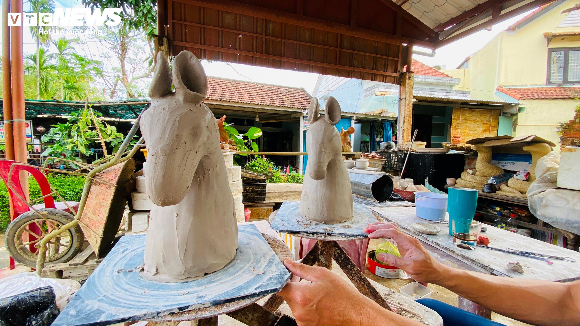 Làng gốm Thanh Hà rộn ràng sản xuất linh vật ngựa cho Tết Nguyên đán 2026 - Ảnh 1.