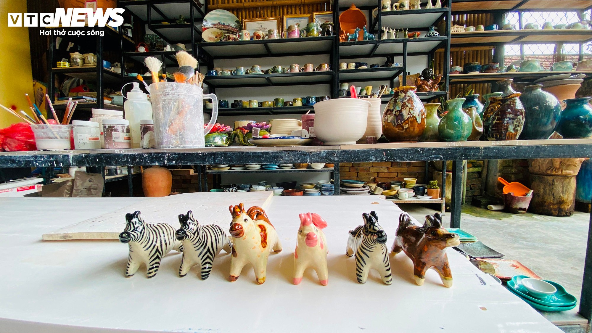 Làng gốm Thanh Hà rộn ràng sản xuất linh vật ngựa cho Tết Nguyên đán 2026 - Ảnh 6.