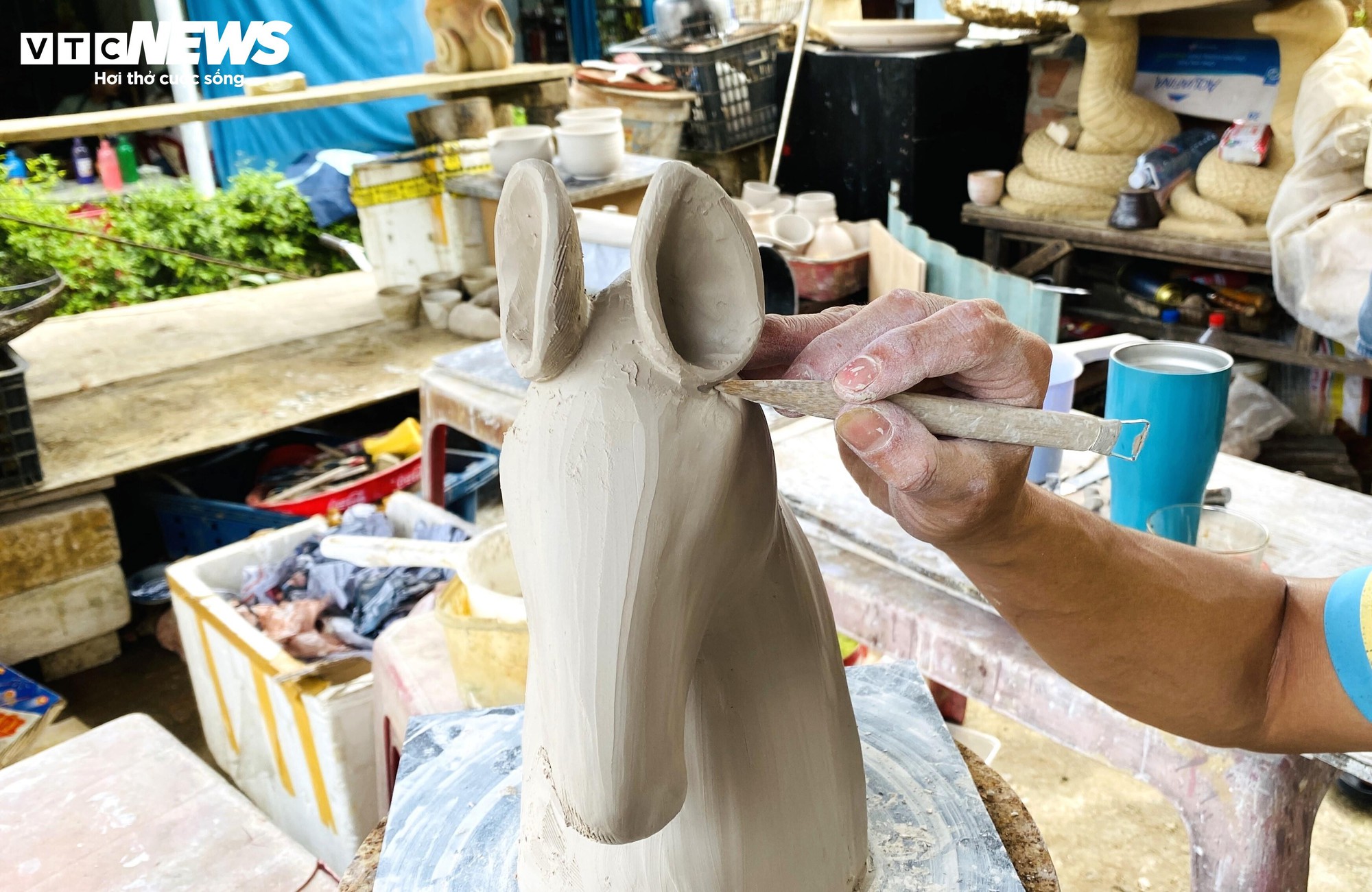 Làng gốm Thanh Hà rộn ràng sản xuất linh vật ngựa cho Tết Nguyên đán 2026 - Ảnh 3.