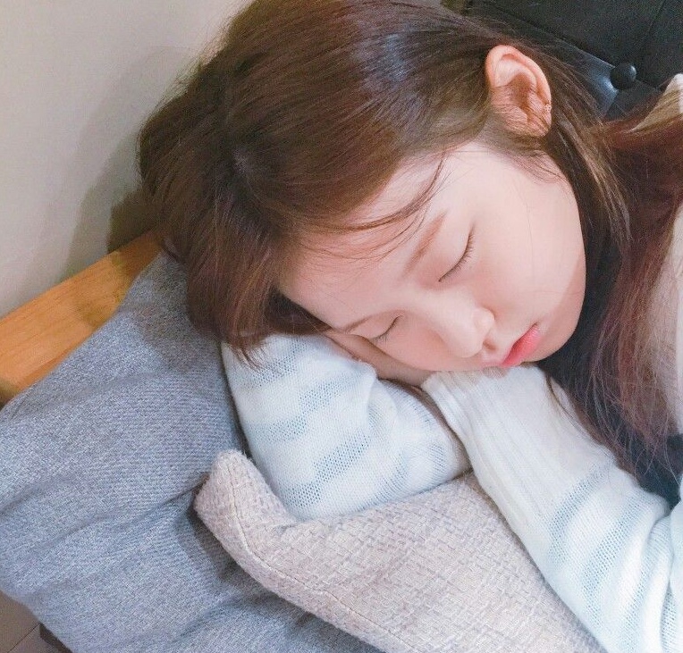 3 kiểu d&ugrave;ng gối "bẻ cong" xương khớp, khiến nhiều người c&ograve;n trẻ m&agrave; tối ng&agrave;y đau nhức, xương yếu hơn người gi&agrave; - Ảnh 2.