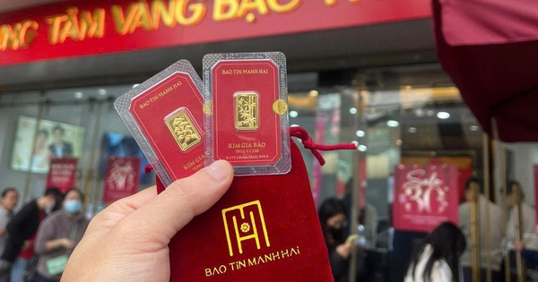 V&agrave;ng 0,1 chỉ g&acirc;y "sốt" đầu năm 2026, người d&acirc;n rồng rắn xếp h&agrave;ng mua lấy lộc