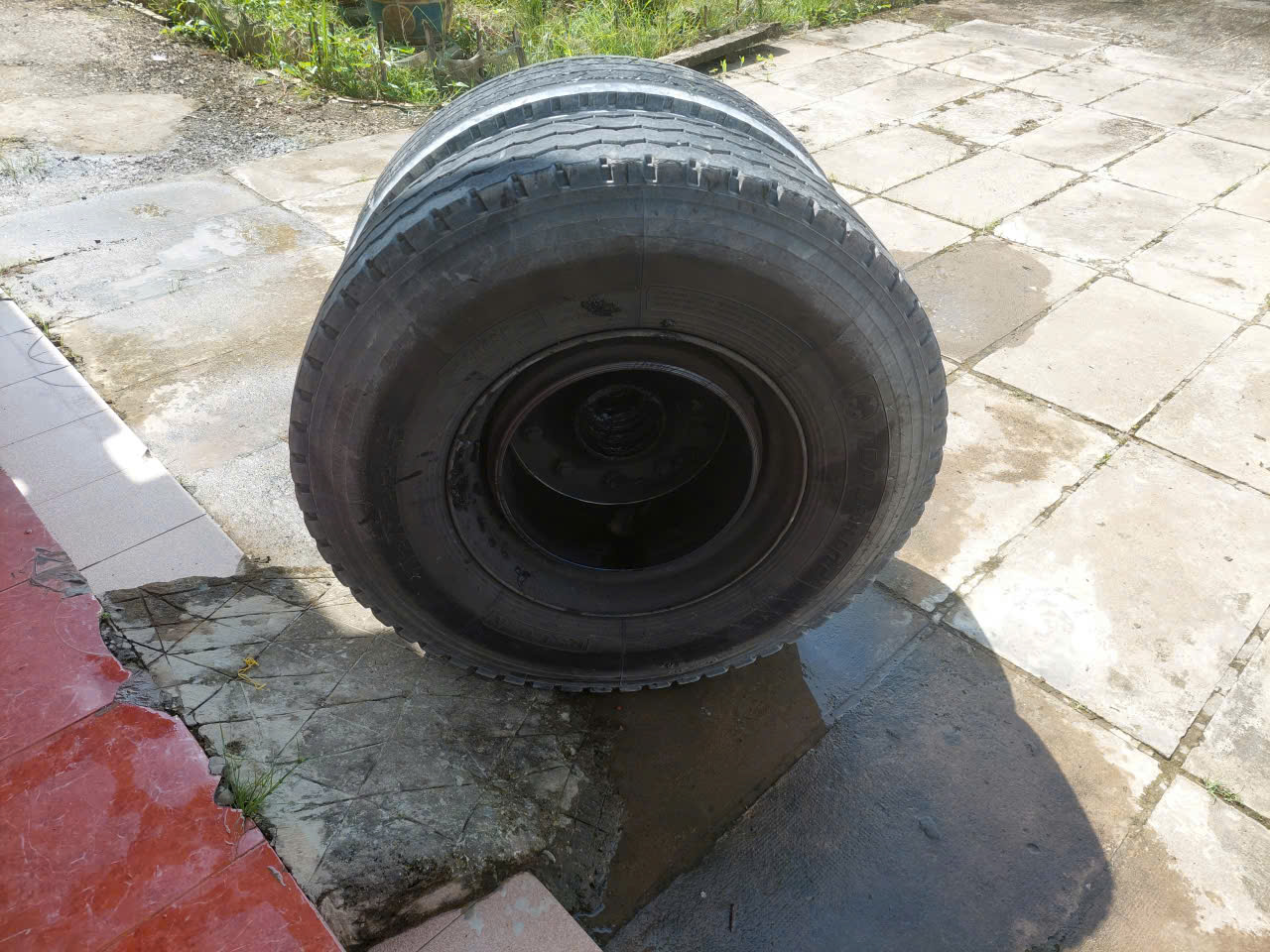 Kinh hoàng khoảnh khắc bánh xe sơ-mi rơ-mooc bay thẳng vào 2 người phụ nữ - Ảnh 2.