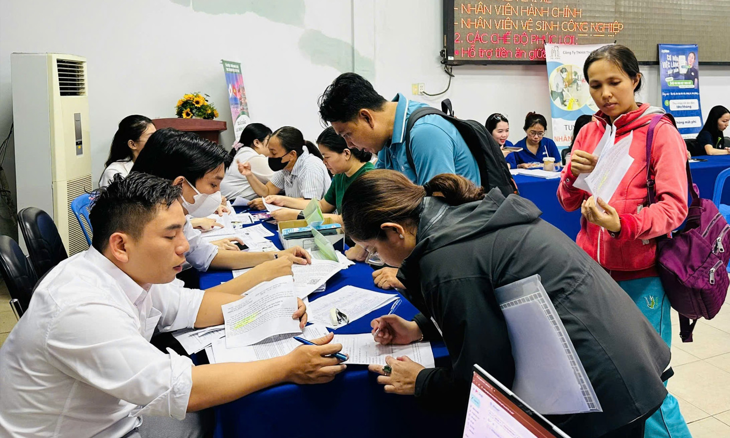 Những Luật mới 2026 có hiệu lực từ đầu năm , ảnh hưởng đến mọi lĩnh vực đời sống - Ảnh 3.