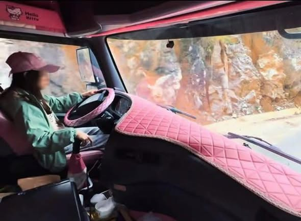 Nữ Tiktoker nổi tiếng dừng xe tải giữa đường để tranh luận việc &ldquo;nh&aacute;y đ&egrave;n&rdquo; - Ảnh 1.