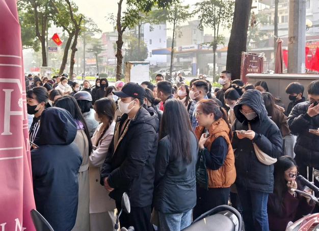 V&agrave;ng 0,1 chỉ g&acirc;y "sốt" đầu năm 2026, người d&acirc;n rồng rắn xếp h&agrave;ng mua lấy lộc - Ảnh 2.