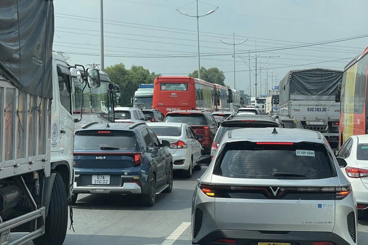 &Ugrave;n ứ giao th&ocirc;ng TP . HCM ng&agrave;y 1 / 1 , xe xếp h&agrave;ng d&agrave;i chờ l&ecirc;n cao tốc - Ảnh 7.