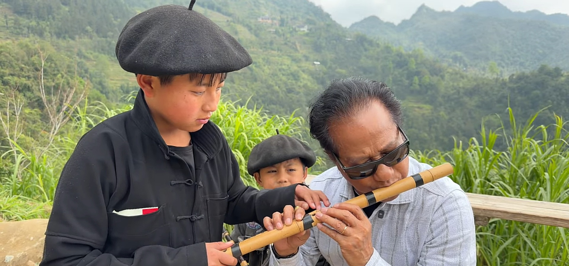 Chế Linh hỏi trẻ em miền cao: "Dễ thương qu&aacute;, cho &ocirc;ng thổi s&aacute;o với!"- Ảnh 1.