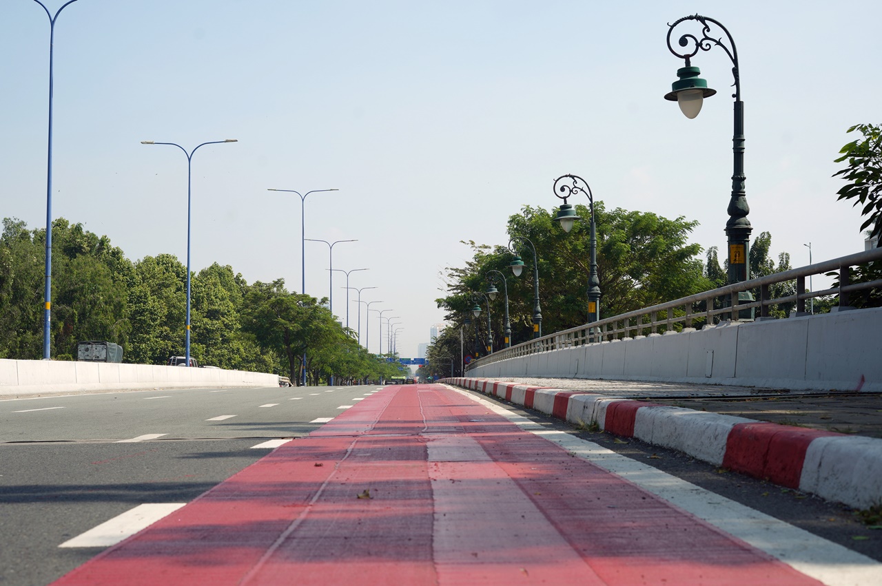 Cận cảnh làn đường 6km đẹp như Châu Âu ở TP.HCM, xe máy đi vào sẽ bị phạt!- Ảnh 2. Cận cảnh làn đường 6km đẹp như Châu Âu ở TP.HCM, xe máy đi vào sẽ bị phạt!- Ảnh 2.