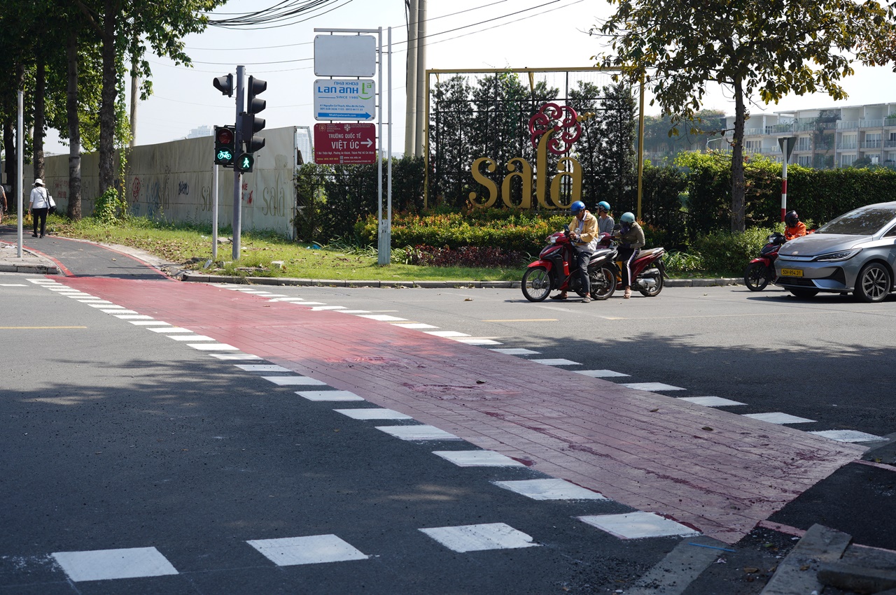 Cận cảnh làn đường 6km đẹp như Châu Âu ở TP.HCM, xe máy đi vào sẽ bị phạt!- Ảnh 3. Cận cảnh làn đường 6km đẹp như Châu Âu ở TP.HCM, xe máy đi vào sẽ bị phạt!- Ảnh 3.