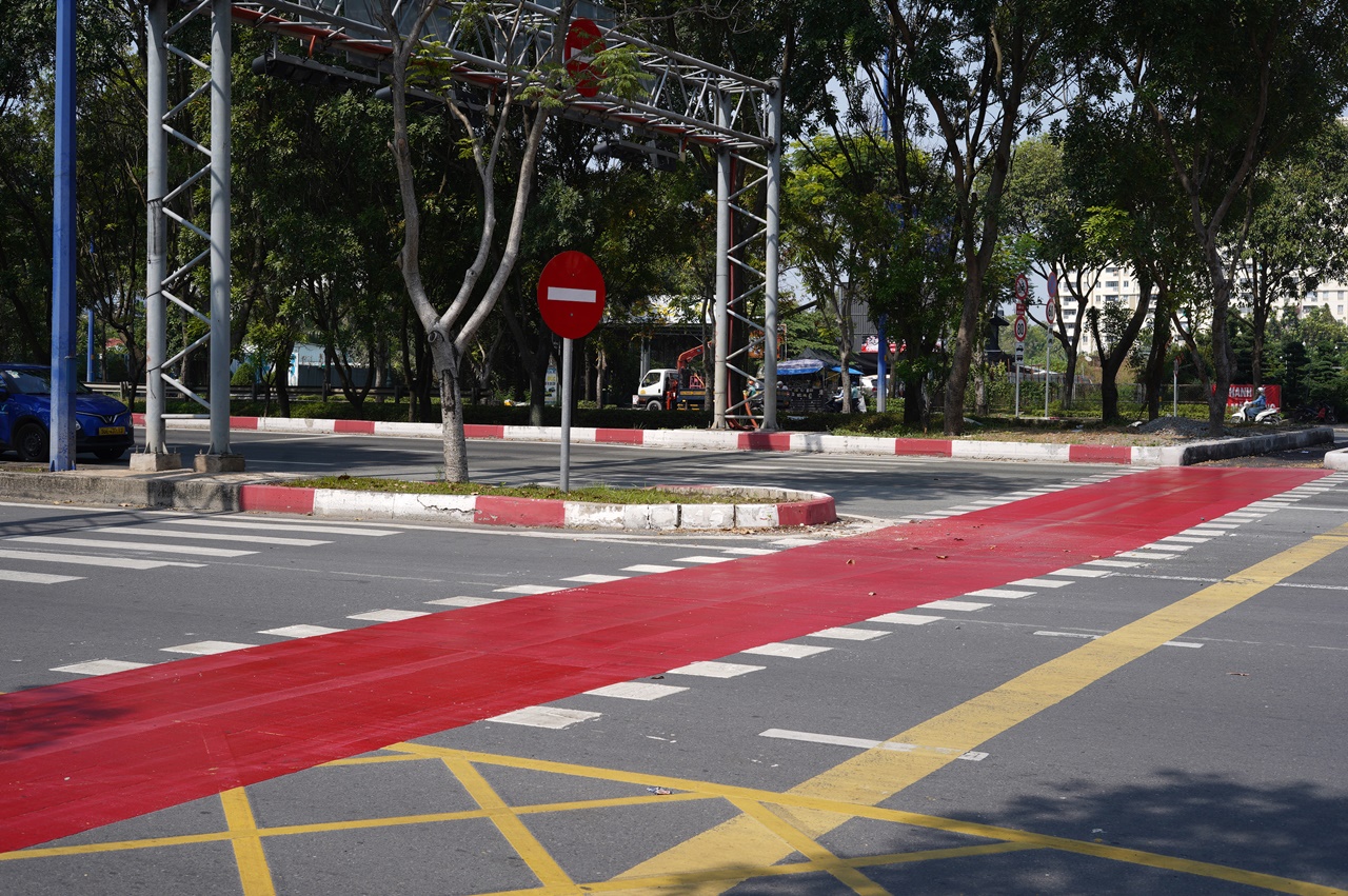 Cận cảnh làn đường 6km đẹp như Châu Âu ở TP.HCM, xe máy đi vào sẽ bị phạt!- Ảnh 6. Cận cảnh làn đường 6km đẹp như Châu Âu ở TP.HCM, xe máy đi vào sẽ bị phạt!- Ảnh 6.