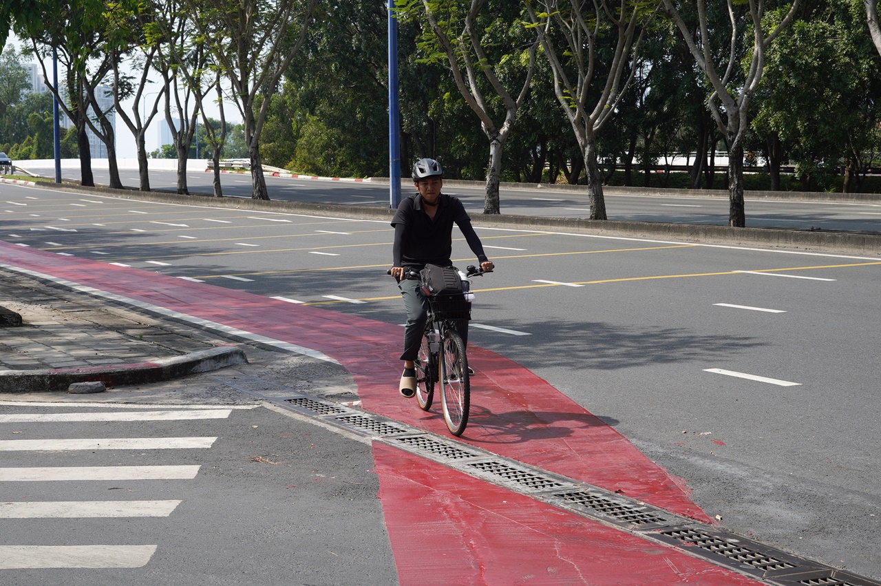 Cận cảnh làn đường 6km đẹp như Châu Âu ở TP.HCM, xe máy đi vào sẽ bị phạt!- Ảnh 9. Cận cảnh làn đường 6km đẹp như Châu Âu ở TP.HCM, xe máy đi vào sẽ bị phạt!- Ảnh 9.