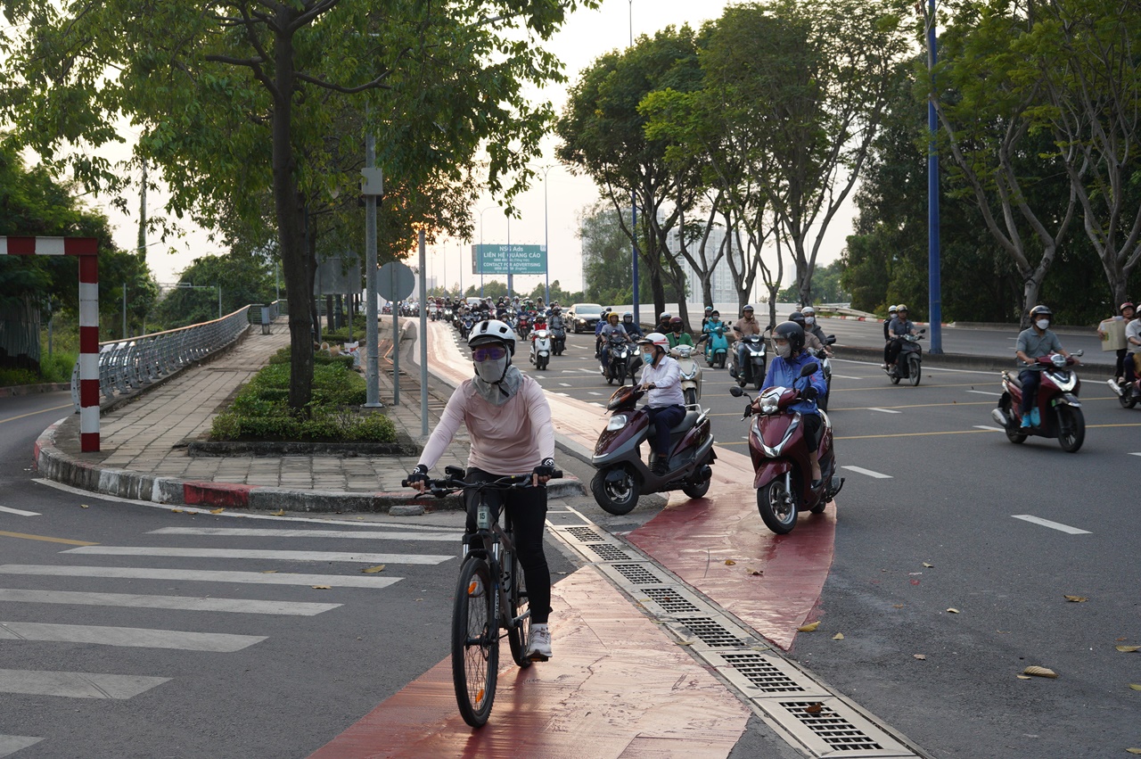 Cận cảnh làn đường 6km đẹp như Châu Âu ở TP.HCM, xe máy đi vào sẽ bị phạt!- Ảnh 13. Cận cảnh làn đường 6km đẹp như Châu Âu ở TP.HCM, xe máy đi vào sẽ bị phạt!- Ảnh 13.