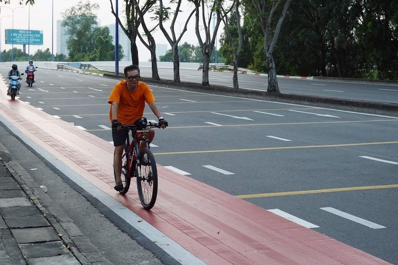 Cận cảnh làn đường 6km đẹp như Châu Âu ở TP.HCM, xe máy đi vào sẽ bị phạt!- Ảnh 14. Cận cảnh làn đường 6km đẹp như Châu Âu ở TP.HCM, xe máy đi vào sẽ bị phạt!- Ảnh 14.