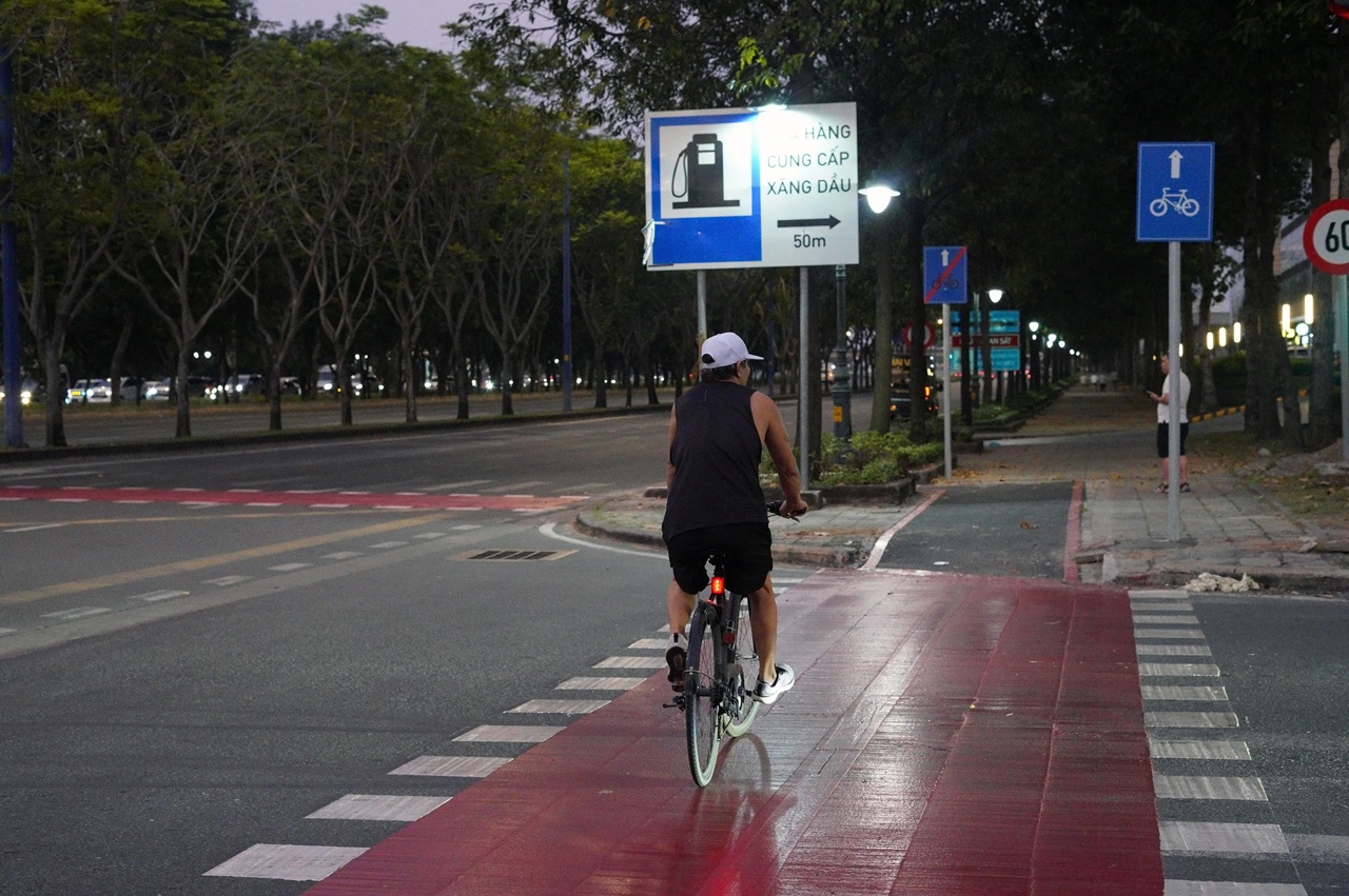 Cận cảnh làn đường 6km đẹp như Châu Âu ở TP.HCM, xe máy đi vào sẽ bị phạt!- Ảnh 15. Cận cảnh làn đường 6km đẹp như Châu Âu ở TP.HCM, xe máy đi vào sẽ bị phạt!- Ảnh 15.
