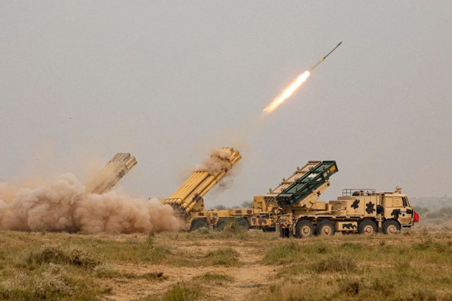 Ấn Độ thử nghiệm th&agrave;nh c&ocirc;ng t&ecirc;n lửa dẫn đường tầm xa Pinaka với độ ch&iacute;nh x&aacute;c Cao - Ảnh 1.