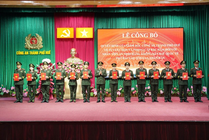 58 Nh&acirc;n vi&ecirc;n an ninh h&agrave;ng kh&ocirc;ng được v&agrave;o lực lượng C&ocirc;ng an nh&acirc;n d&acirc;n tại Huế - Ảnh 2.