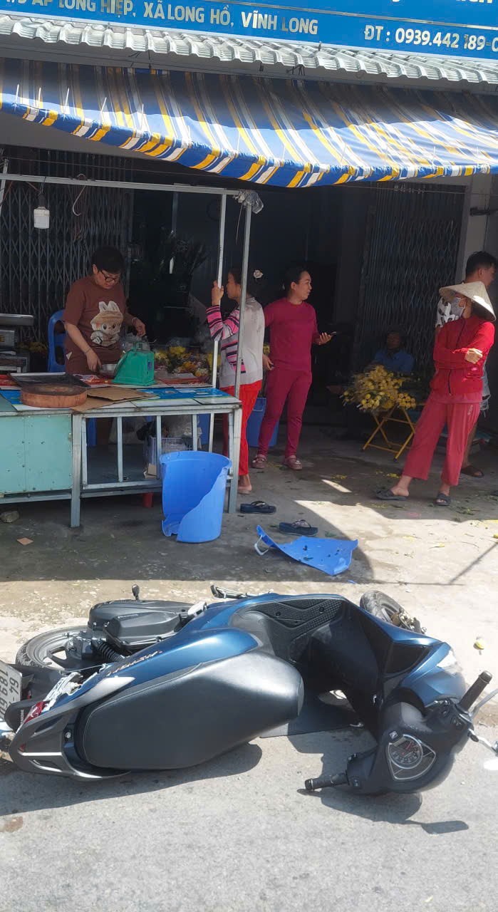 Kinh hoàng khoảnh khắc bánh xe sơ-mi rơ-mooc bay thẳng vào 2 người phụ nữ - Ảnh 1.