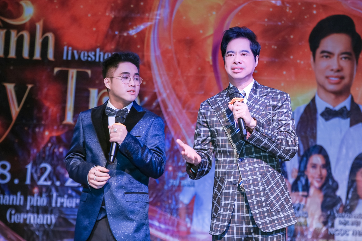 Ngọc Sơn c&ugrave;ng học tr&ograve; h&aacute;t hơn 10 tiếng đồng hồ trong liveshow ở Đức- Ảnh 1.