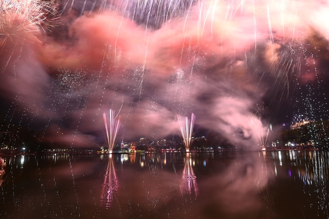 Pháo hoa Hà Nội 23h45 đêm giao thừa: Ý nghĩa dãy số 2345 bất ngờ - Ảnh 1. Pháo hoa Hà Nội 23h45 đêm giao thừa: Ý nghĩa dãy số 2345 bất ngờ - Ảnh 1.