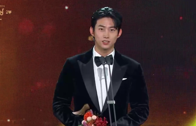 Màn tỏ tình đẹp nhất đêm giao thừa: Nhìn chú rể nóng bỏng thế này chẳng trách cô dâu lại “mê như điếu đổ”- Ảnh 1. Màn tỏ tình đẹp nhất đêm giao thừa: Nhìn chú rể nóng bỏng thế này chẳng trách cô dâu lại “mê như điếu đổ”- Ảnh 1.