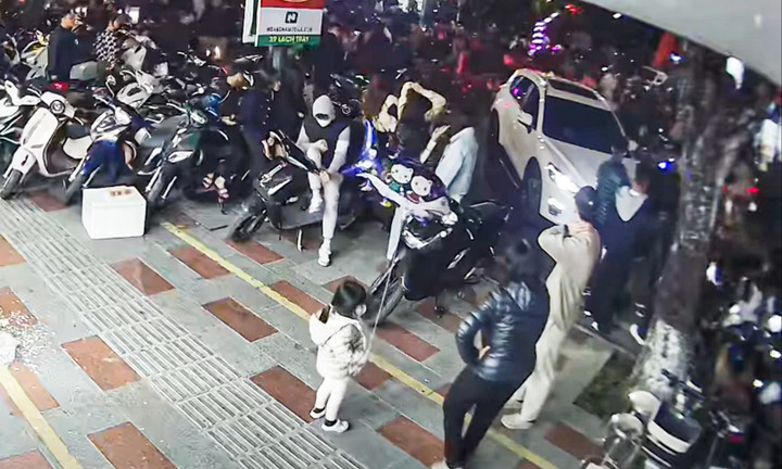&Ocirc; t&ocirc; l&ugrave;i g&acirc;y n&aacute;o loạn đ&ecirc;m giao thừa tại Hải Ph&ograve;ng - Ảnh 1.