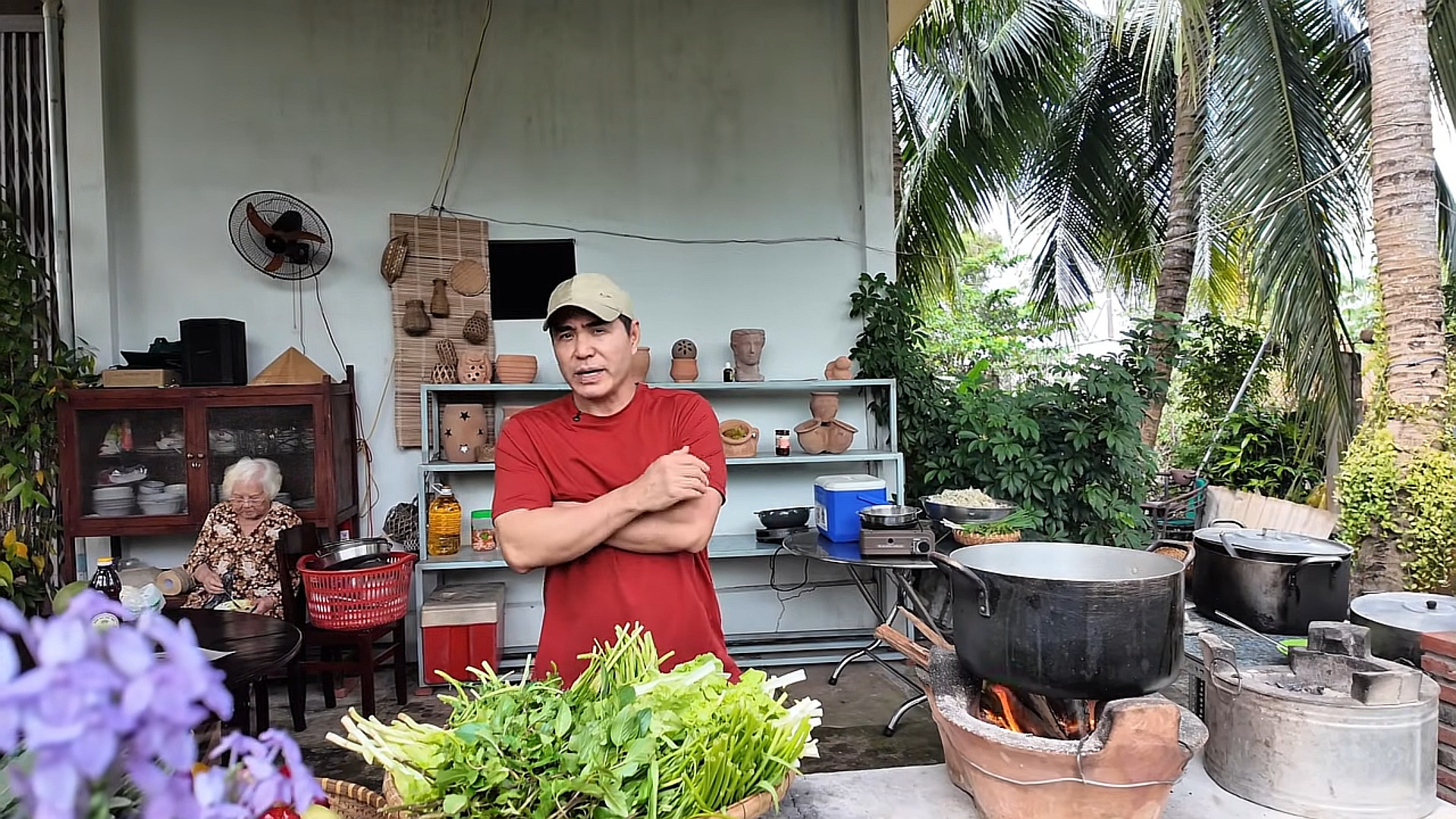 Mẹ diễn vi&ecirc;n Trung Dũng 88 tuổi bị ng&atilde; ở vườn nh&agrave;- Ảnh 2.