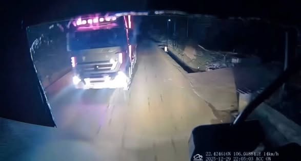 N . T . M . H . Dừng xe tải để tranh luận về nh&aacute;y đ&egrave;n: Thời sự n&oacute;ng hổi - Ảnh 2.