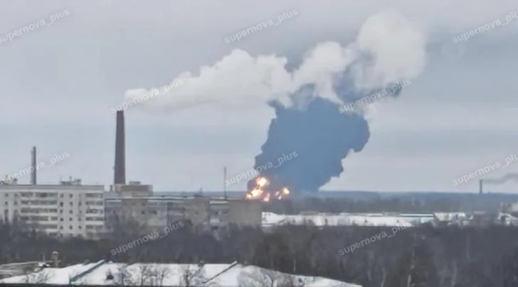 Giao thừa trong tiếng c&ograve;i b&aacute;o động tại Nga v&agrave; Ukraine - Ảnh 1.