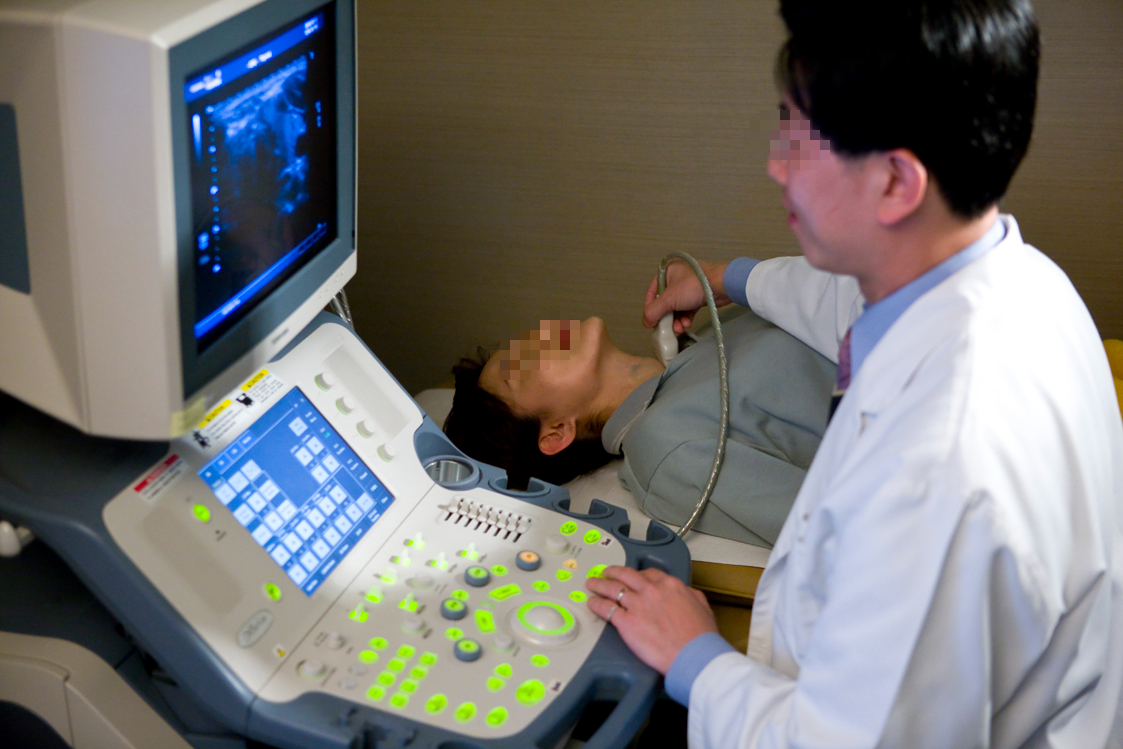 8 người một nh&agrave; c&ugrave;ng mắc ung thư tuyến gi&aacute;p, b&aacute;c sĩ nhắc nhở: Thấy 5 thay đổi n&agrave;y, e rằng "tế b&agrave;o ung thư&rdquo; đ&atilde; lớn- Ảnh 4.