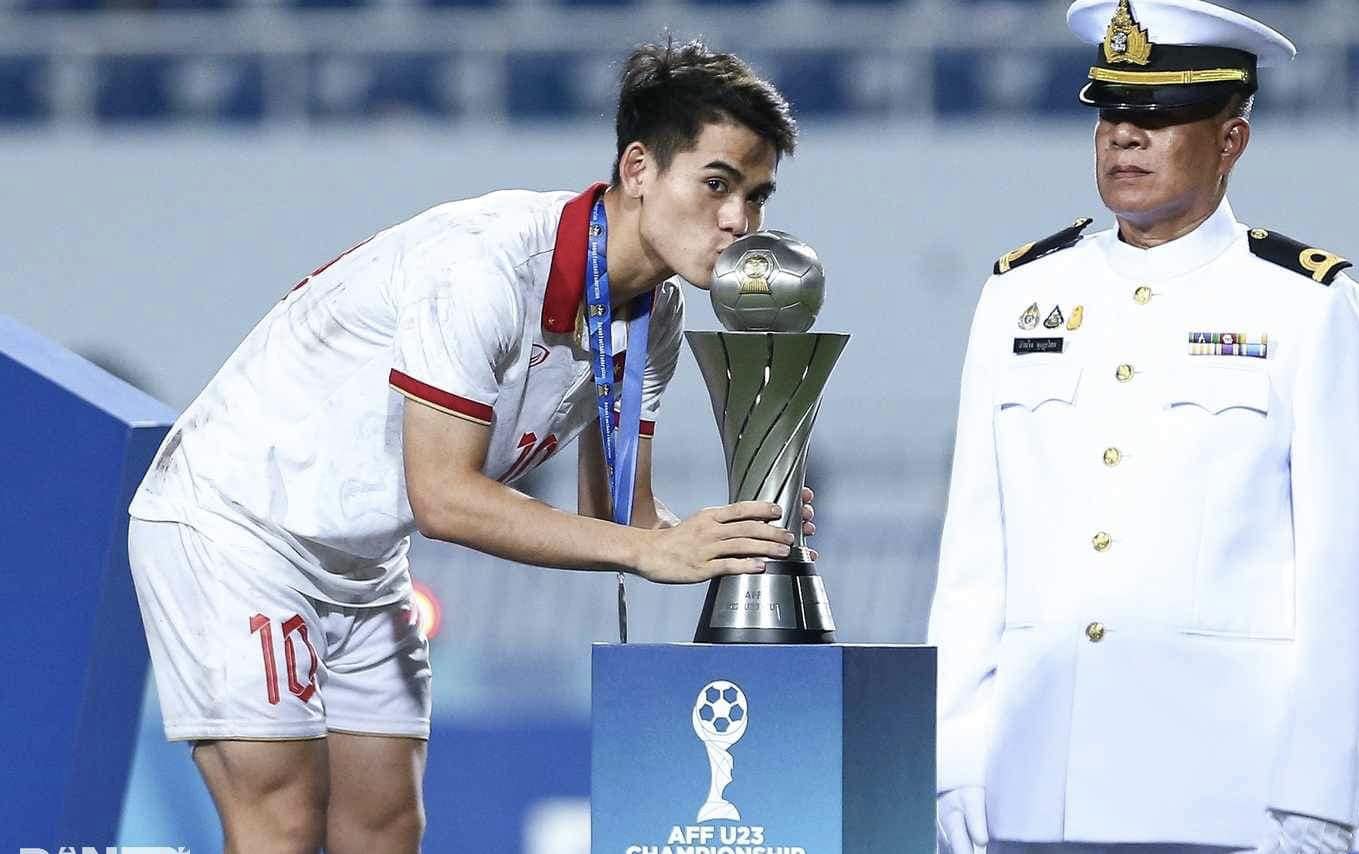 Profile đội trưởng U23 Việt Nam gây sốt U23 châu Á: Vào sân ghi bàn lạnh lùng, ngoài đời là "học sinh giỏi" có tiếng - Ảnh 12. Profile đội trưởng U23 Việt Nam gây sốt U23 châu Á: Vào sân ghi bàn lạnh lùng, ngoài đời là "học sinh giỏi" có tiếng - Ảnh 12.