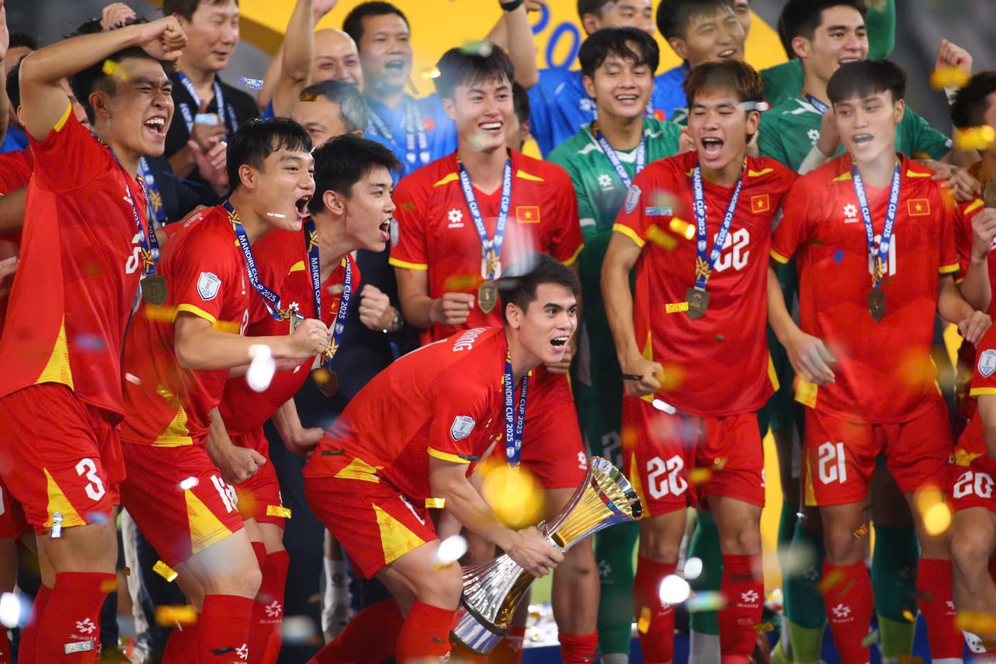 Profile đội trưởng U23 Việt Nam gây sốt U23 châu Á: Vào sân ghi bàn lạnh lùng, ngoài đời là "học sinh giỏi" có tiếng - Ảnh 16. Profile đội trưởng U23 Việt Nam gây sốt U23 châu Á: Vào sân ghi bàn lạnh lùng, ngoài đời là "học sinh giỏi" có tiếng - Ảnh 16.