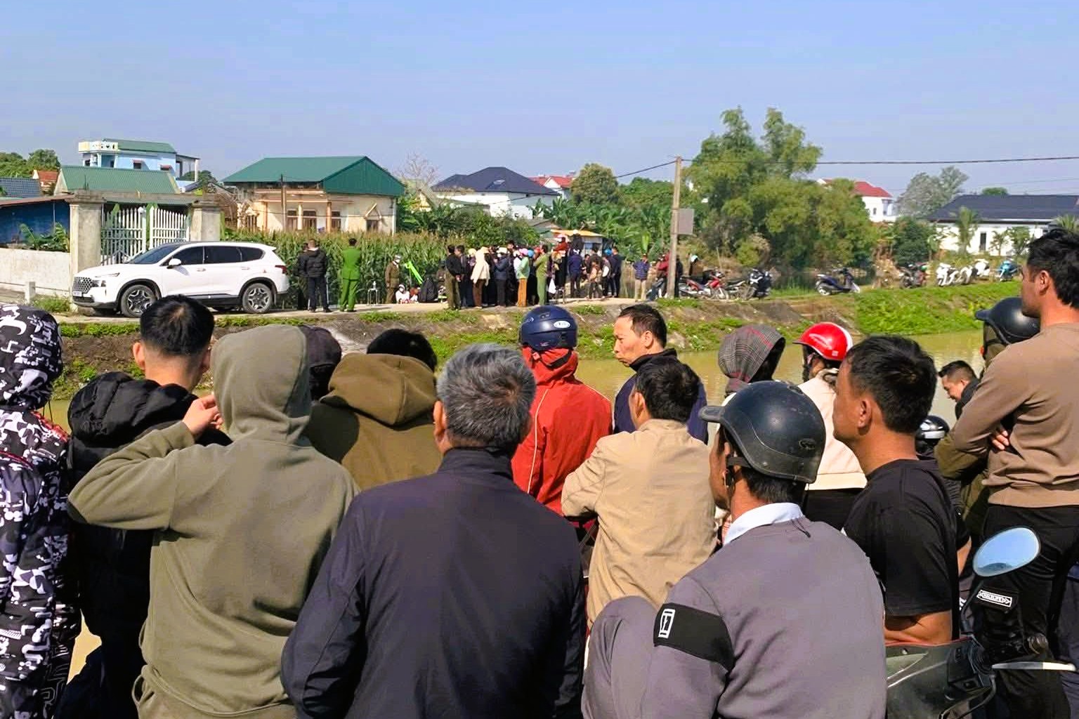 Ch&aacute;u d&acirc;u s&aacute;t hại b&agrave; rồi cướp đ&ocirc;i b&ocirc;ng tai - Ảnh 3.