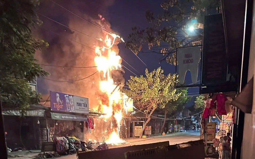 Trụ điện ph&aacute;t nổ thi&ecirc;u rụi cửa h&agrave;ng Tết ở TP . HCM g&acirc;y thiệt hại lớn - Ảnh 1.