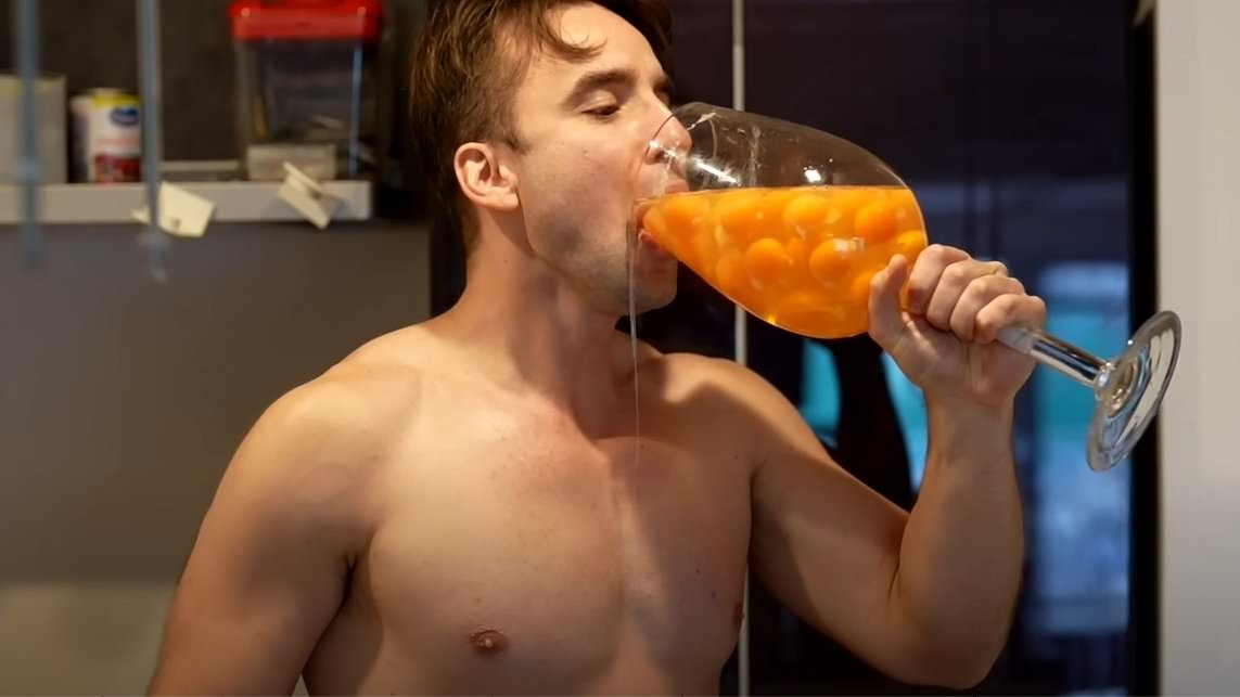 Ch&agrave;ng trai l&agrave;m thử th&aacute;ch "ăn gần 1000 quả trứng trong 1 th&aacute;ng", ảnh hưởng đến "chuyện ấy" g&acirc;y chấn động- Ảnh 2.