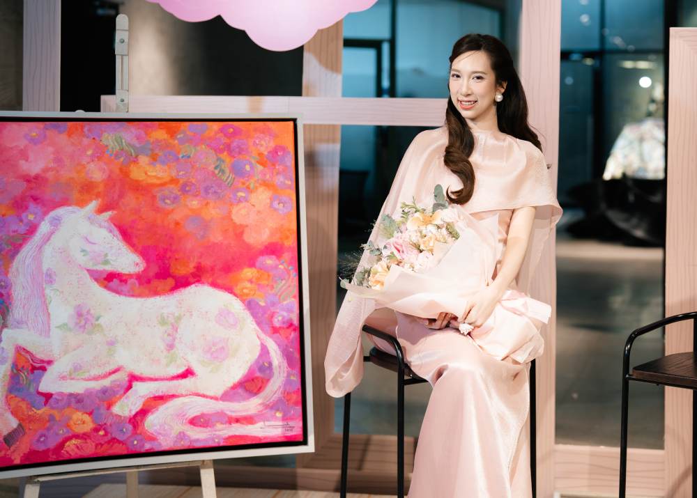 Nữ họa sĩ xinh như hoa hậu Vương Linh đưa h&igrave;nh ảnh cổ t&iacute;ch Việt v&agrave;o đời sống đương đại - Ảnh 2.