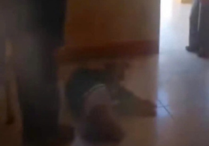 Nữ sinh lớp 6 bị bạn đ&aacute;nh gục tại lớp học: Cảnh tượng g&acirc;y sốc - Ảnh 1.