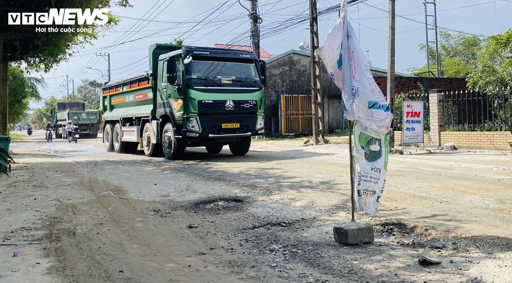 Xe tải c&agrave;y n&aacute;t Tỉnh lộ 607B g&acirc;y &ocirc; nhiễm khủng khiếp cho d&acirc;n Đ&agrave; Nẵng - Ảnh 4.