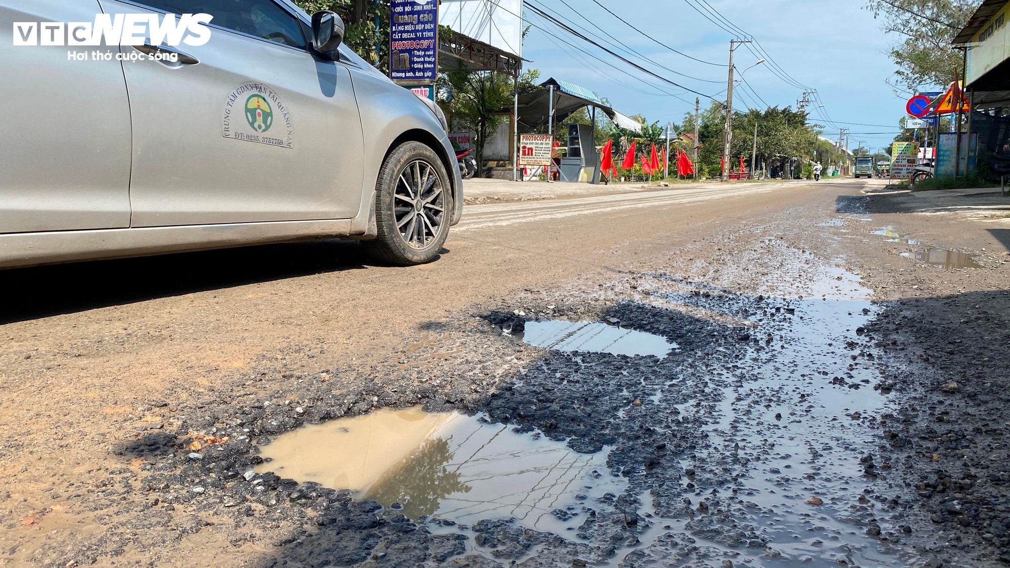 Xe tải c&agrave;y n&aacute;t Tỉnh lộ 607B g&acirc;y &ocirc; nhiễm khủng khiếp cho d&acirc;n Đ&agrave; Nẵng - Ảnh 3.