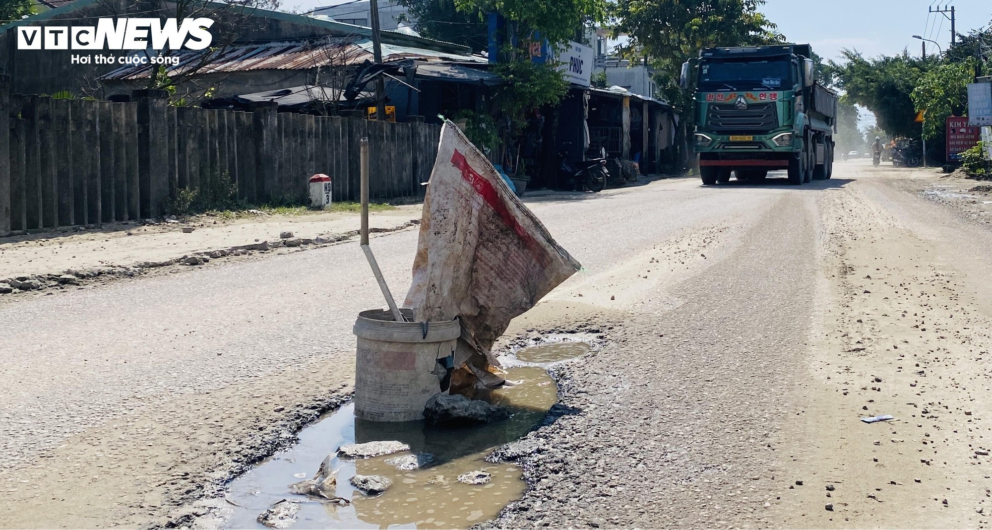 Xe tải c&agrave;y n&aacute;t Tỉnh lộ 607B g&acirc;y &ocirc; nhiễm khủng khiếp cho d&acirc;n Đ&agrave; Nẵng - Ảnh 6.