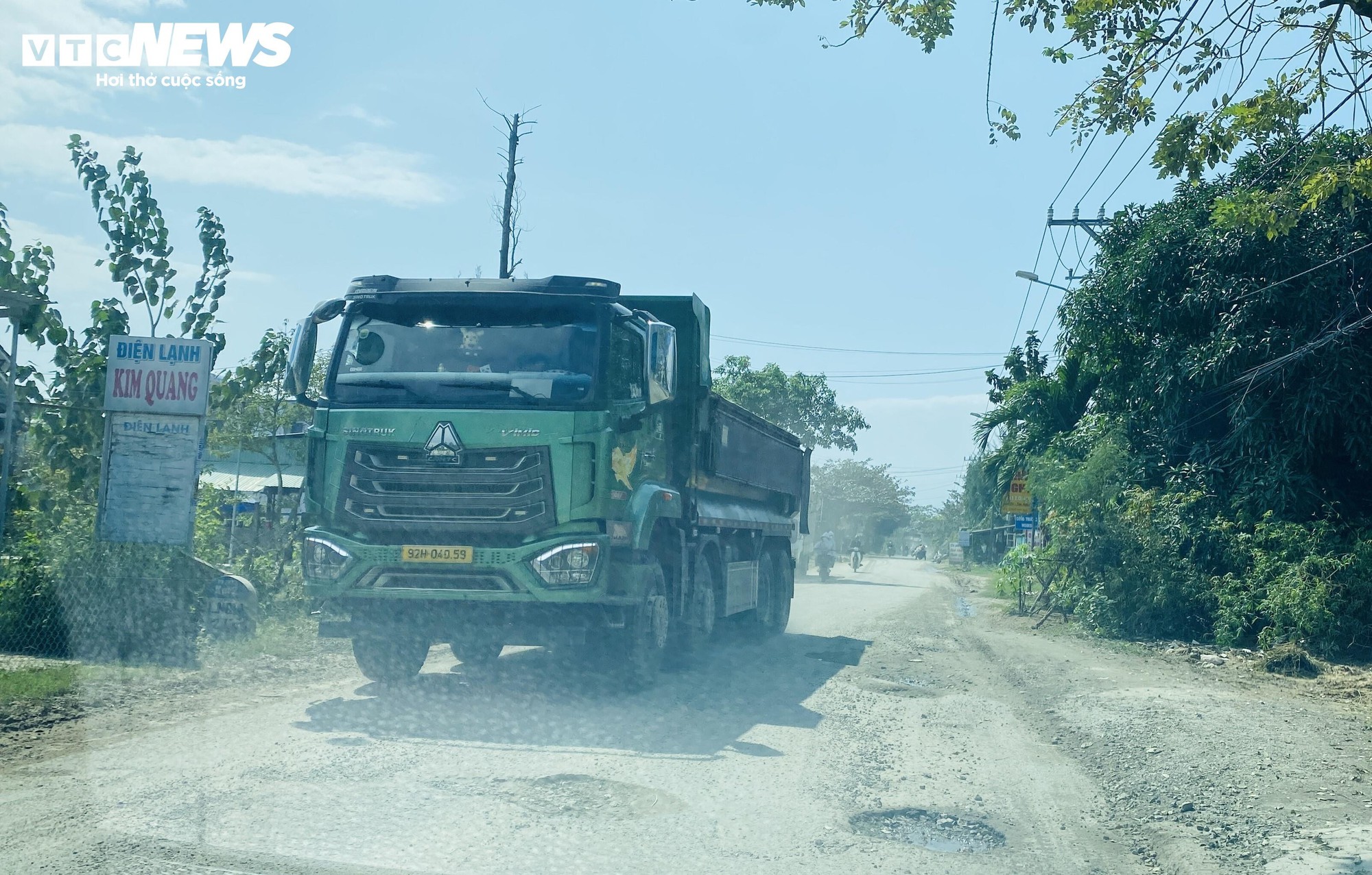 Xe tải c&agrave;y n&aacute;t Tỉnh lộ 607B g&acirc;y &ocirc; nhiễm khủng khiếp cho d&acirc;n Đ&agrave; Nẵng - Ảnh 5.