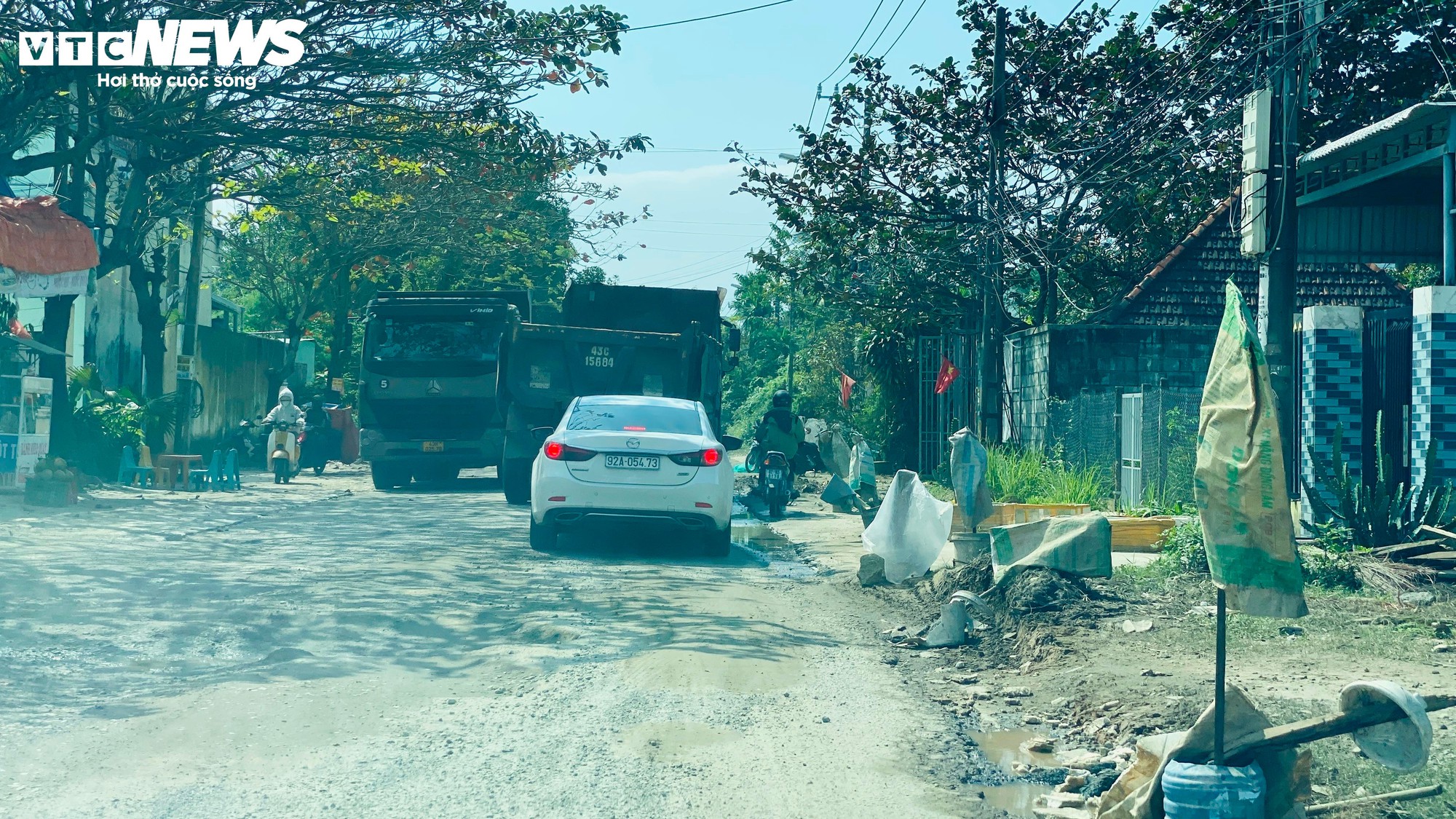 Xe tải c&agrave;y n&aacute;t Tỉnh lộ 607B g&acirc;y &ocirc; nhiễm khủng khiếp cho d&acirc;n Đ&agrave; Nẵng - Ảnh 8.