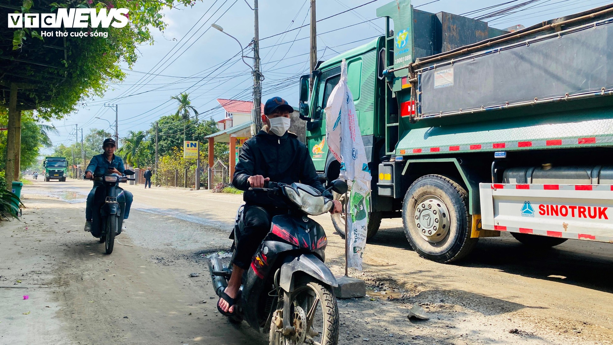 Xe tải c&agrave;y n&aacute;t Tỉnh lộ 607B g&acirc;y &ocirc; nhiễm khủng khiếp cho d&acirc;n Đ&agrave; Nẵng - Ảnh 7.