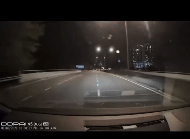 Tài xế mô tô lái xe ngược chiều gây tai nạn đáng kinh ngạc - Ảnh 1.