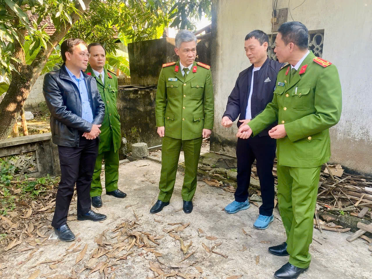 Ch&aacute;u d&acirc;u s&aacute;t hại b&agrave; rồi cướp đ&ocirc;i b&ocirc;ng tai - Ảnh 1.