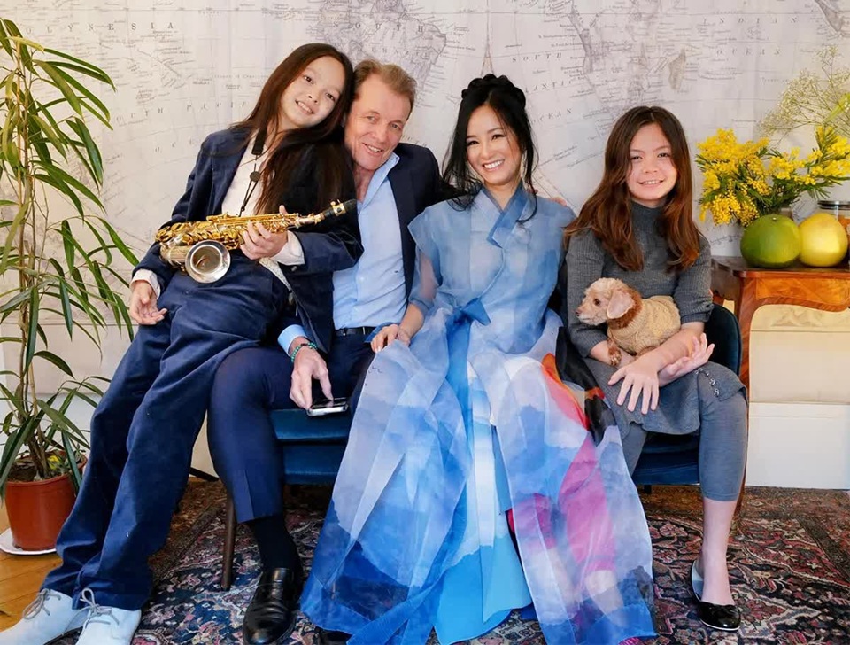 Nữ ca sĩ ở penthouse 450m2 ven s&ocirc;ng S&agrave;i G&ograve;n: 2 lần đổ vỡ h&ocirc;n nh&acirc;n, 56 tuổi được bạn trai cưng chiều- Ảnh 6.