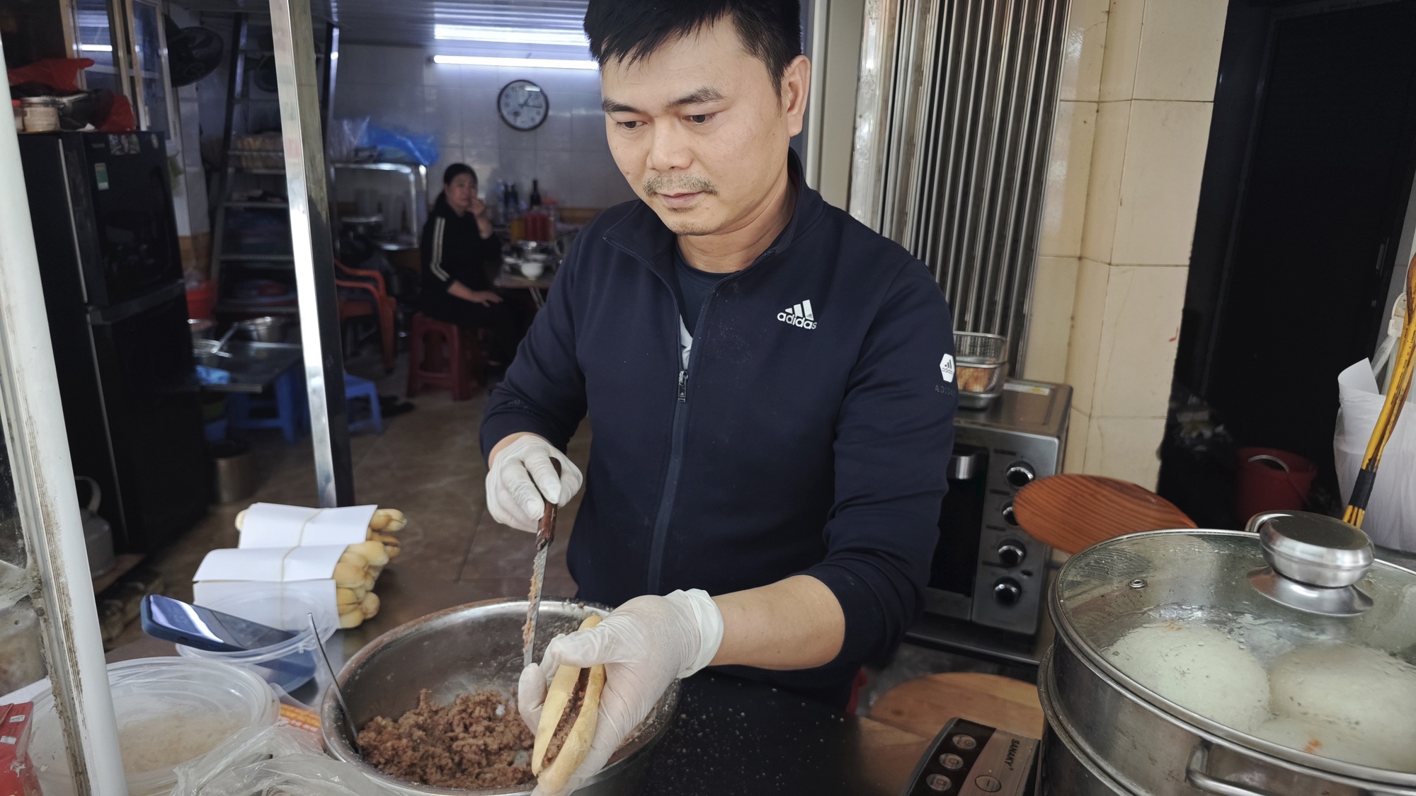 Về Hải Phòng gặp người bán pate truyền thống, lượng khách giảm 60%: “Chúng tôi không có quan hệ gì với pate Cột Đèn kia”- Ảnh 3. Về Hải Phòng gặp người bán pate truyền thống, lượng khách giảm 60%: “Chúng tôi không có quan hệ gì với pate Cột Đèn kia”- Ảnh 3.