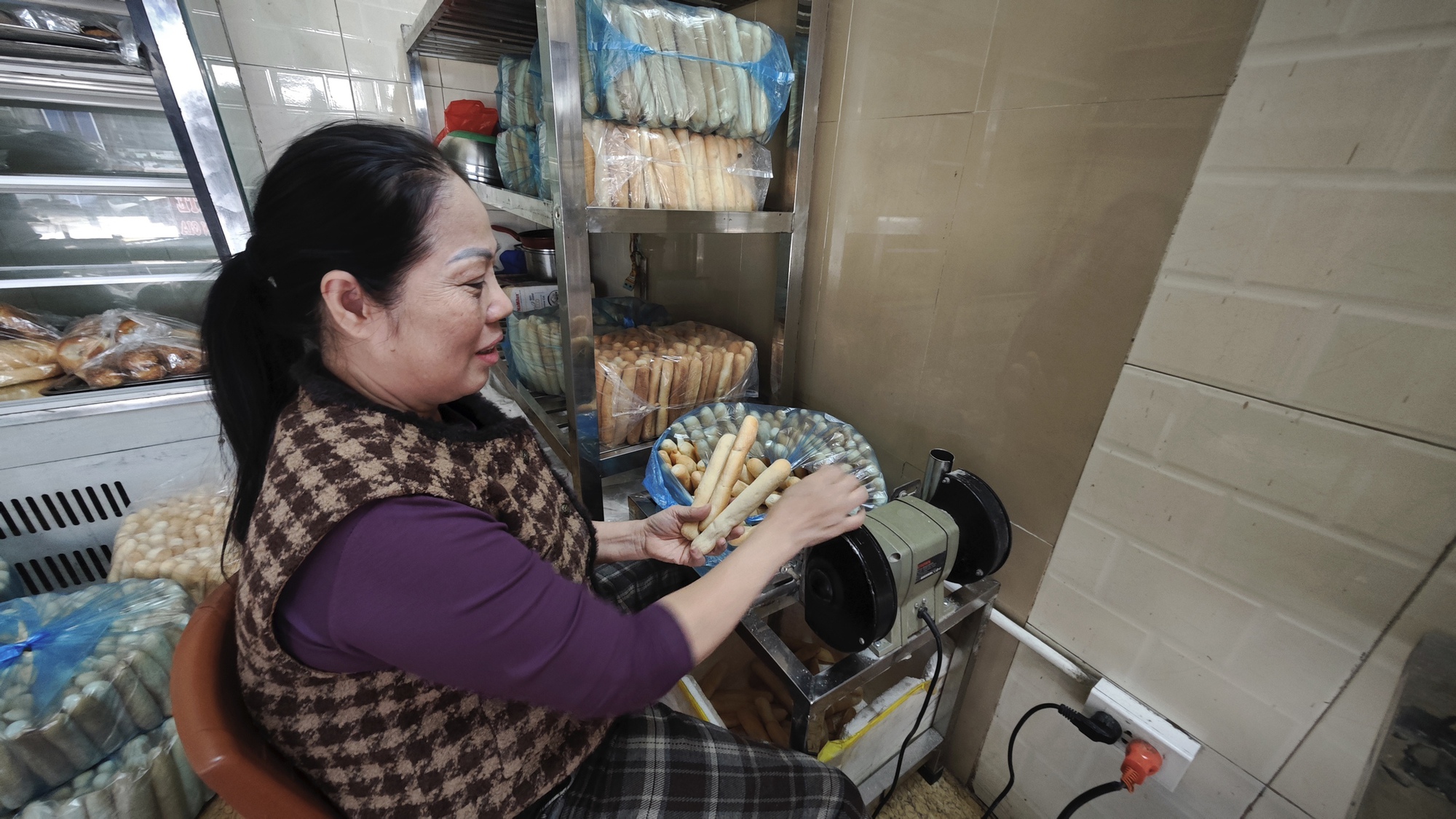 Về Hải Phòng gặp người bán pate truyền thống, lượng khách giảm 60%: “Chúng tôi không có quan hệ gì với pate Cột Đèn kia”- Ảnh 13. Về Hải Phòng gặp người bán pate truyền thống, lượng khách giảm 60%: “Chúng tôi không có quan hệ gì với pate Cột Đèn kia”- Ảnh 13.