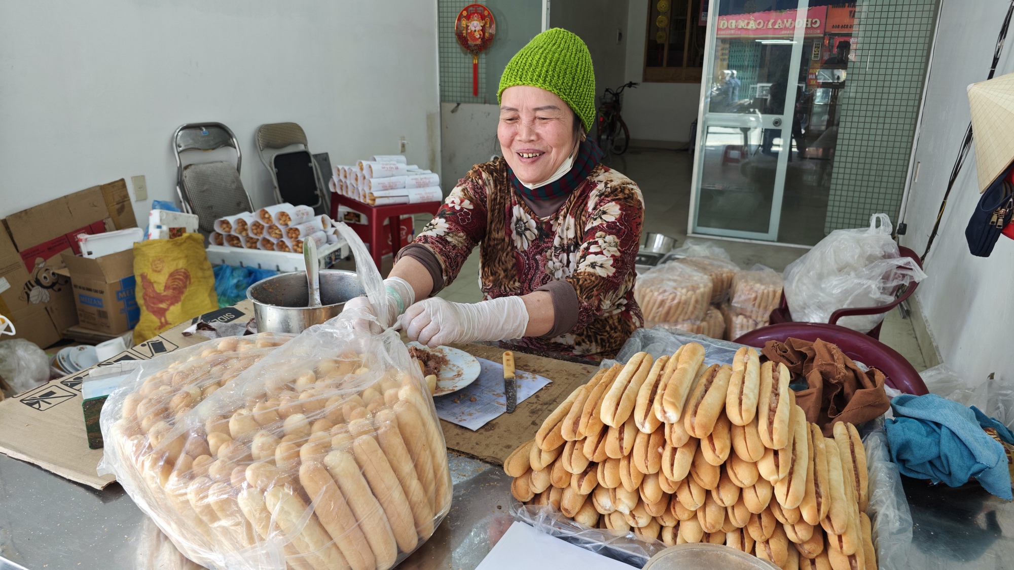Về Hải Phòng gặp người bán pate truyền thống, lượng khách giảm 60%: “Chúng tôi không có quan hệ gì với pate Cột Đèn kia”- Ảnh 6. Về Hải Phòng gặp người bán pate truyền thống, lượng khách giảm 60%: “Chúng tôi không có quan hệ gì với pate Cột Đèn kia”- Ảnh 6.