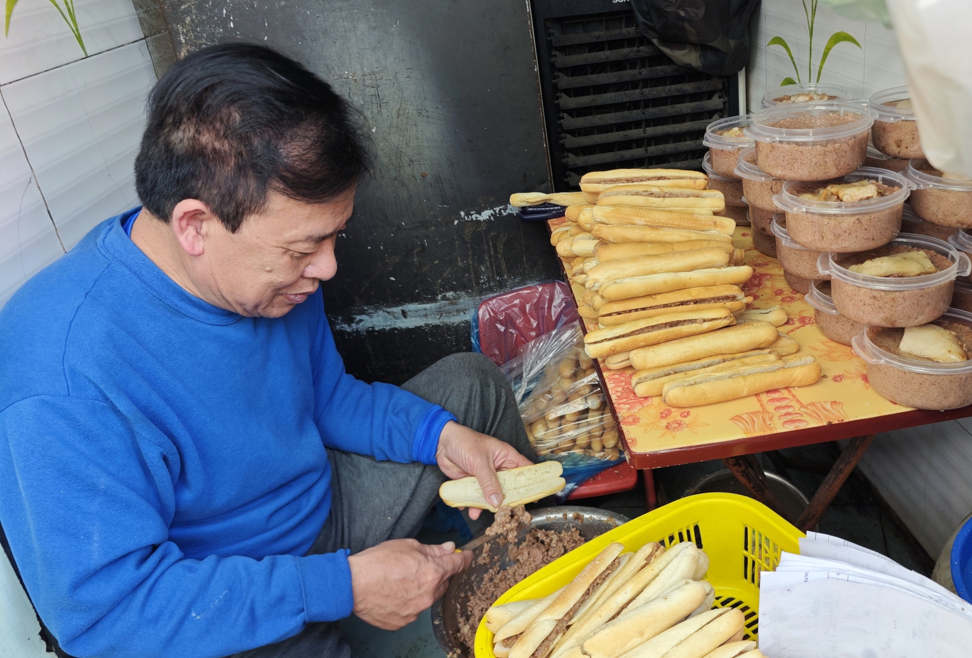 Về Hải Phòng gặp người bán pate truyền thống, lượng khách giảm 60%: “Chúng tôi không có quan hệ gì với pate Cột Đèn kia”- Ảnh 9. Về Hải Phòng gặp người bán pate truyền thống, lượng khách giảm 60%: “Chúng tôi không có quan hệ gì với pate Cột Đèn kia”- Ảnh 9.