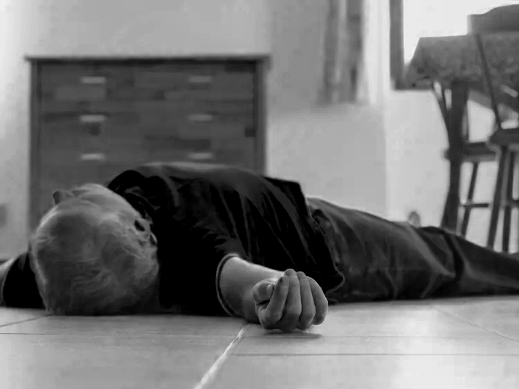 Nam thanh ni&ecirc;n đột tử tr&ecirc;n b&agrave;n ăn v&igrave; sai lầm thường gặp khi ăn lẩu trong thời tiết lạnh- Ảnh 1.